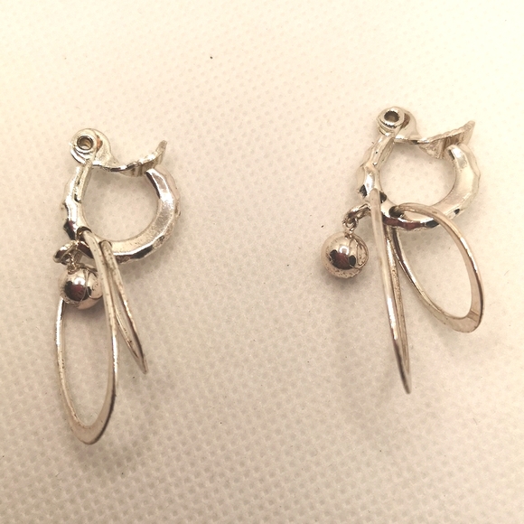 Vintage signed silver tone Monet clip-ons - Picture 3 of 4